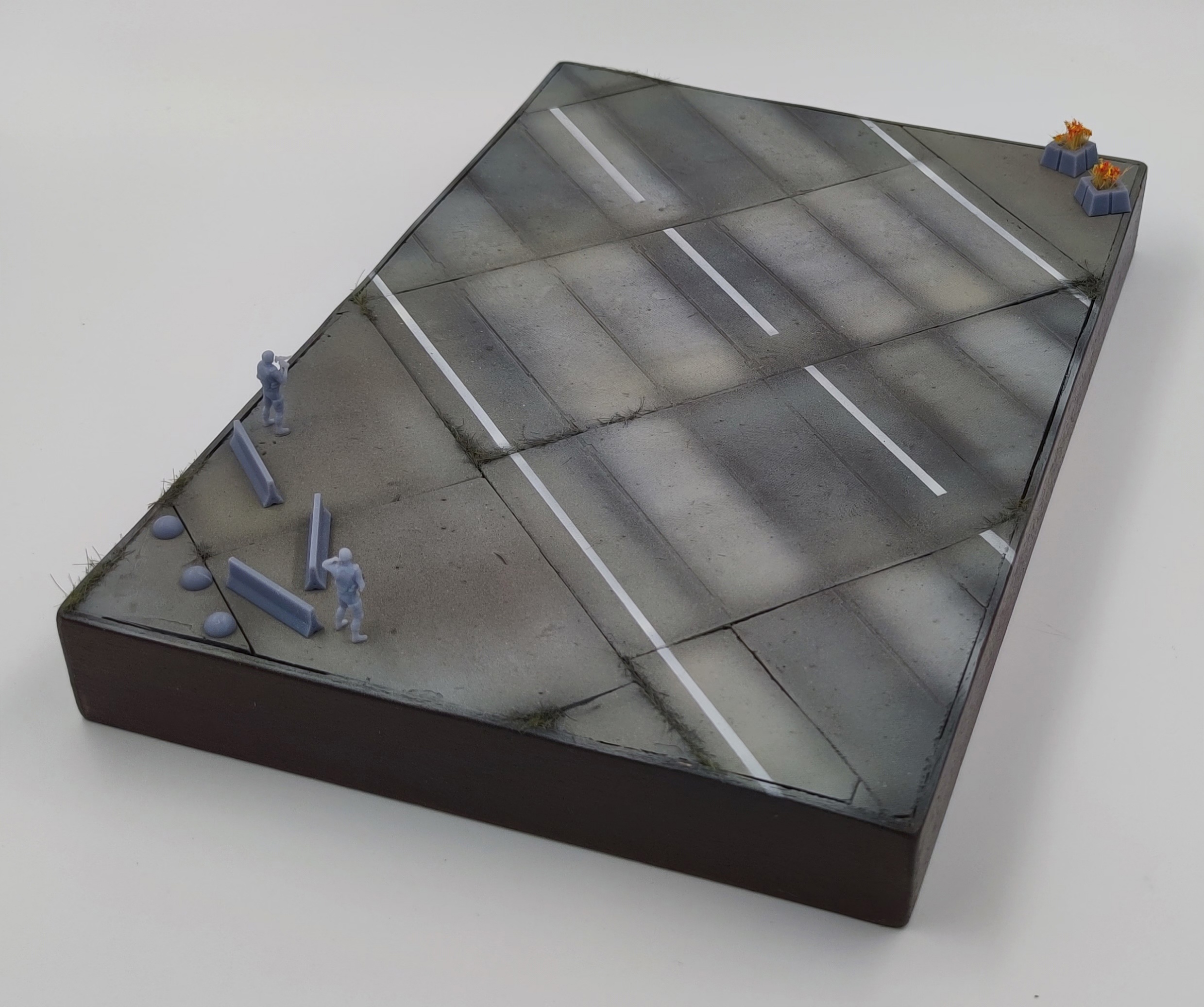 HE-72113 Подставка Выставочная площадка (Фигурки не входят, для наглядности)