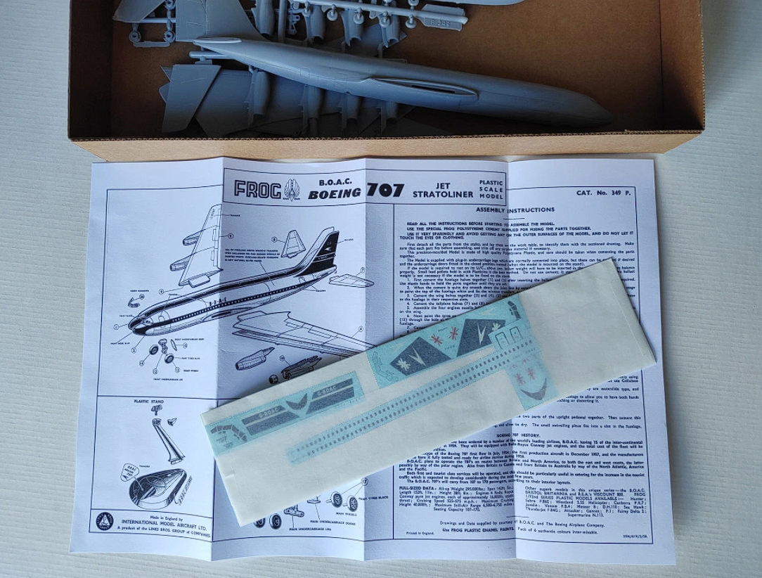 349 Сборная модель самолета Boeing 707 BOAC FROG