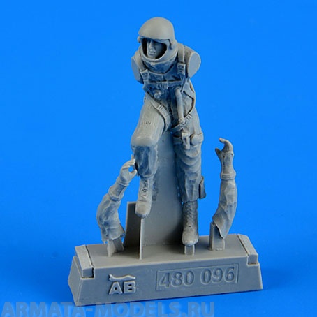 480096AERO  Фигура USAF Fighter Pilot - Pressure Suit 1960-1975 1/48 AEROBONUS