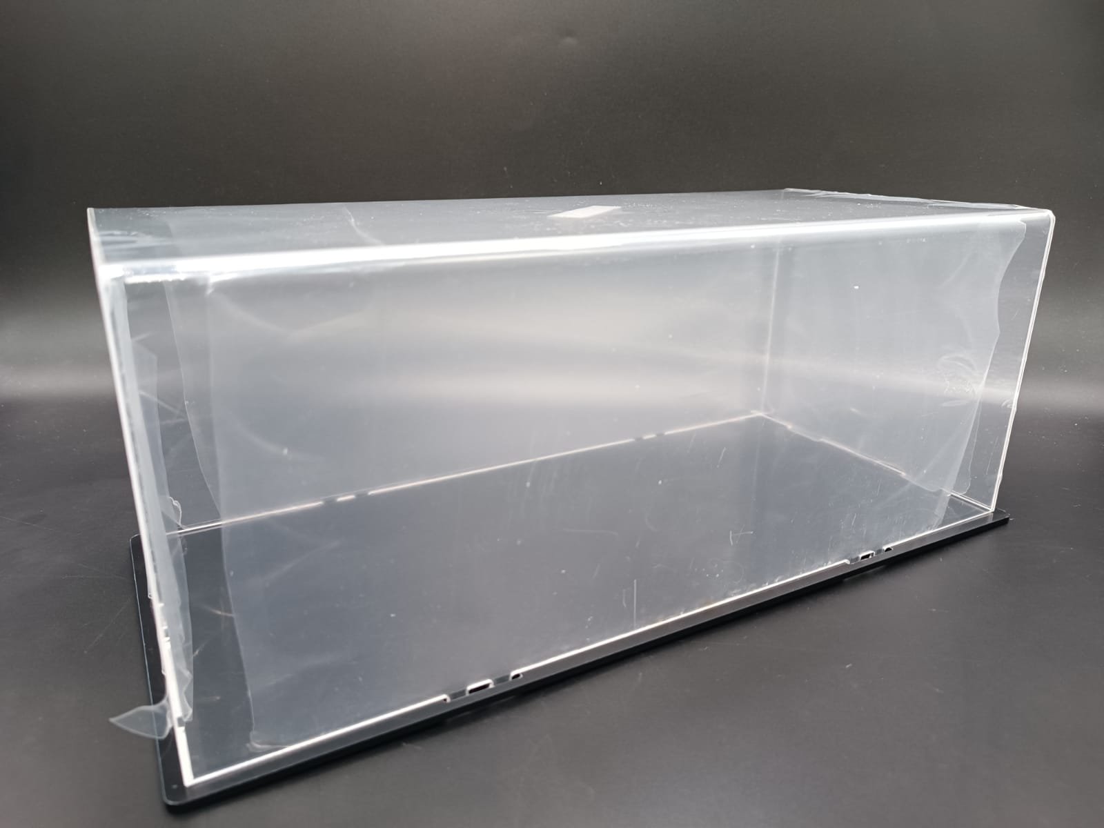 LCB001BL Бокс акриловый для танков 1/35 360х160х140, основание черный глянец