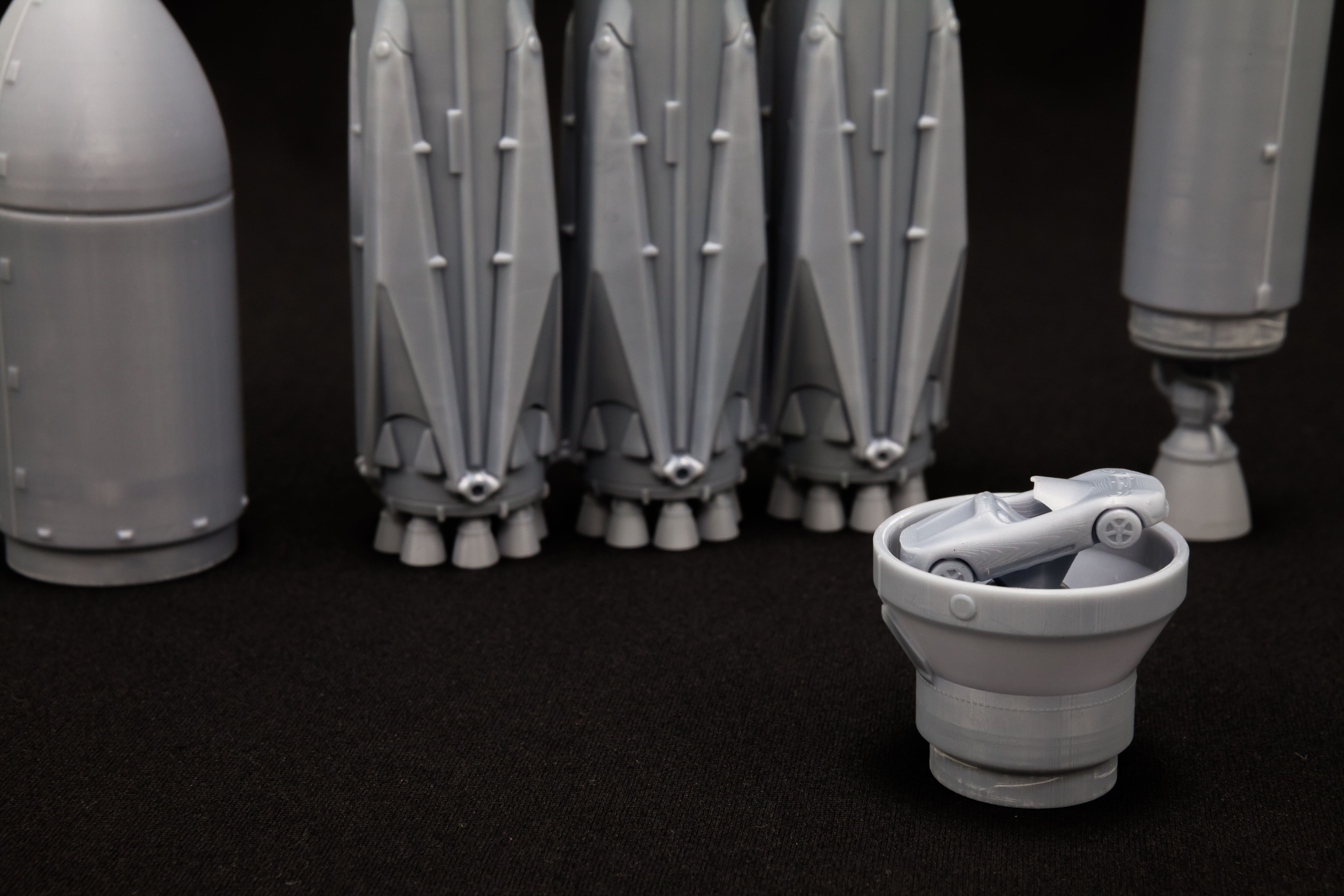 AM145044 Ракета тяжелого класса Фалкон Хэви (Falcon Heavy) с родстером Тесла Arma Models